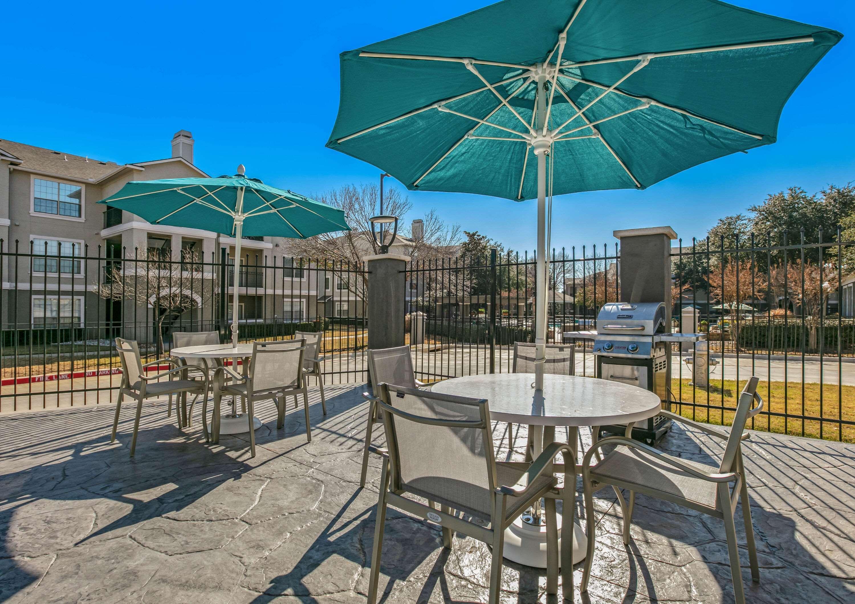 La Quinta Inn & Suites Dfw West-Glade-Parks Euless Exterior photo
