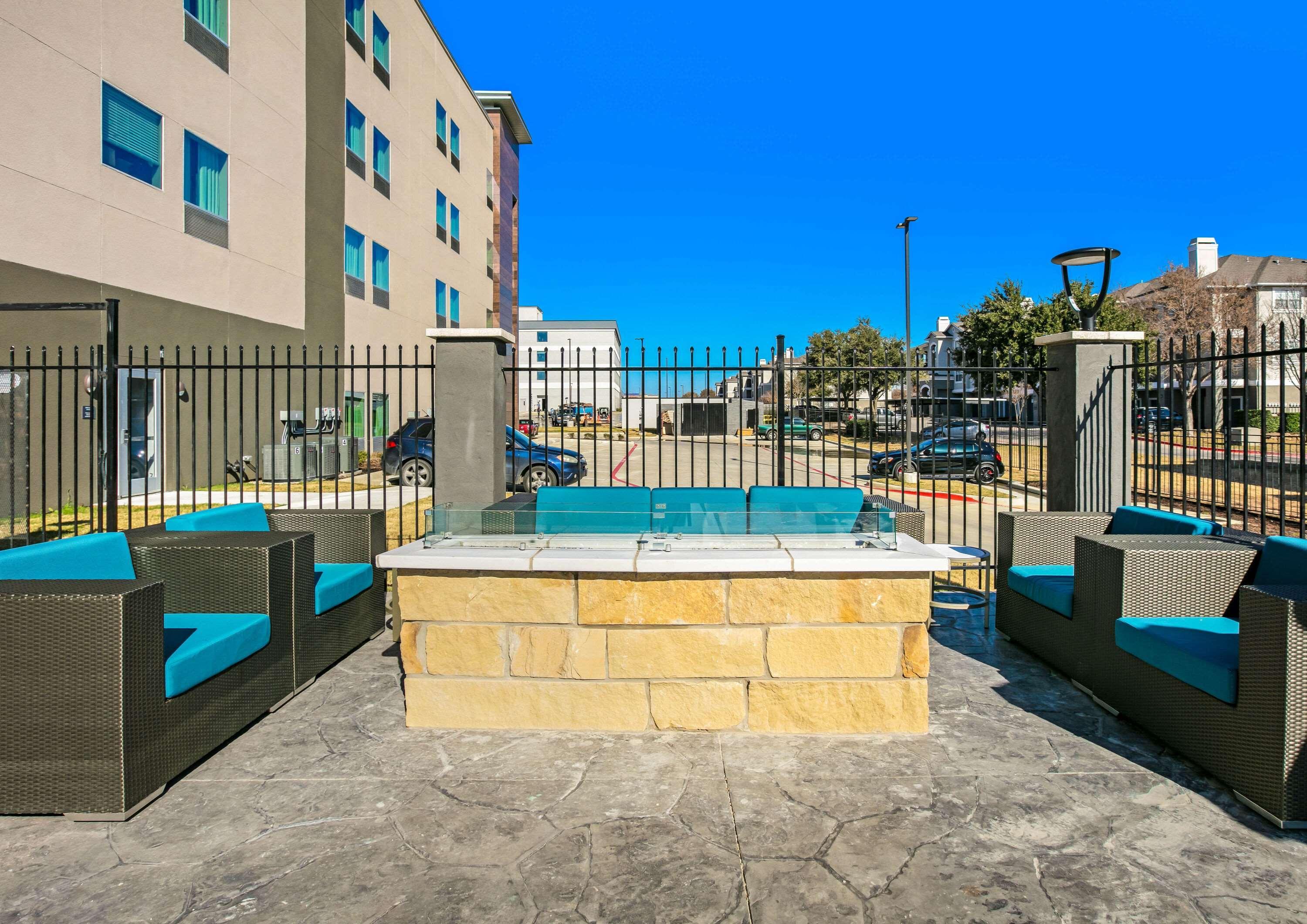 La Quinta Inn & Suites Dfw West-Glade-Parks Euless Exterior photo
