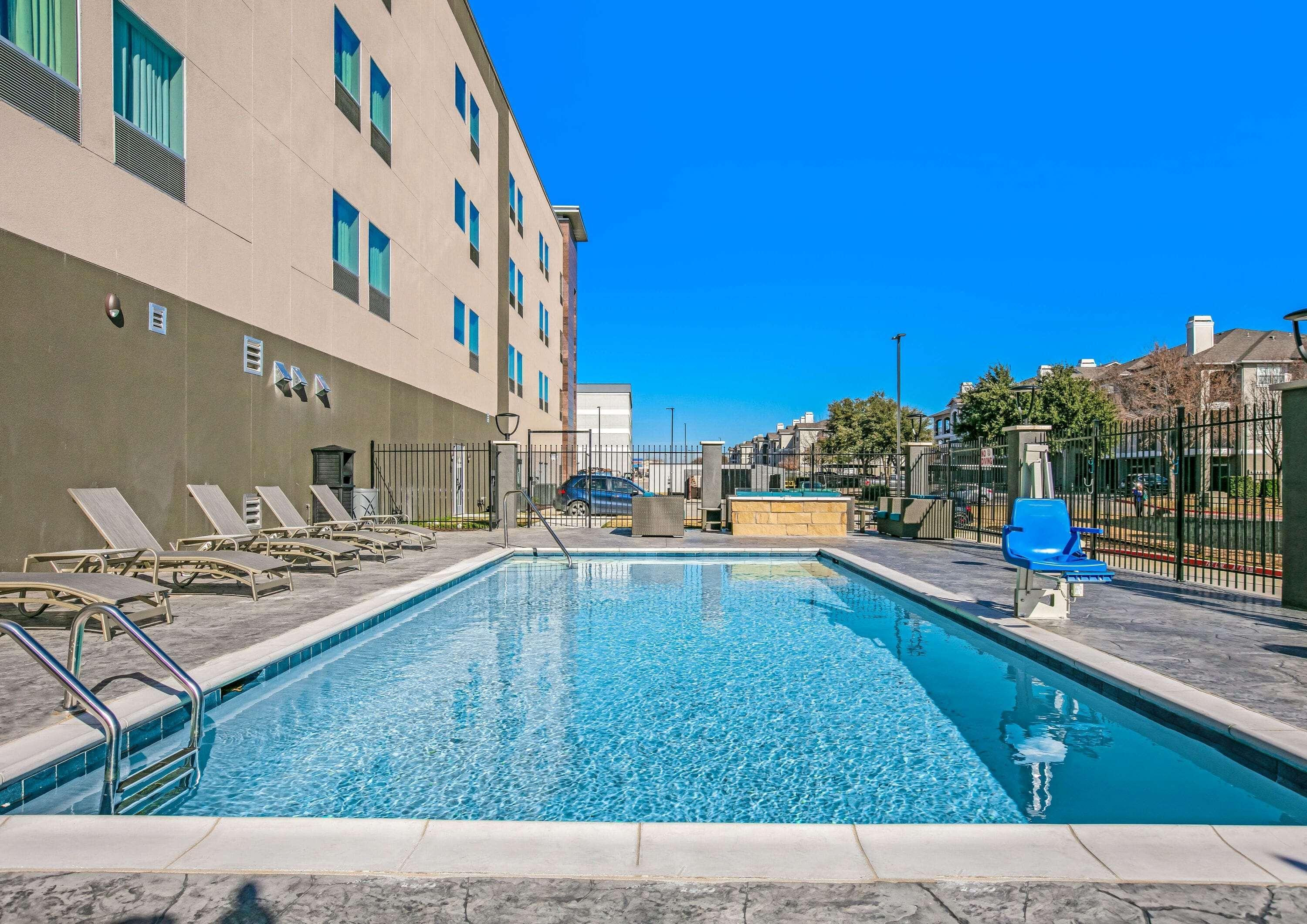 La Quinta Inn & Suites Dfw West-Glade-Parks Euless Exterior photo