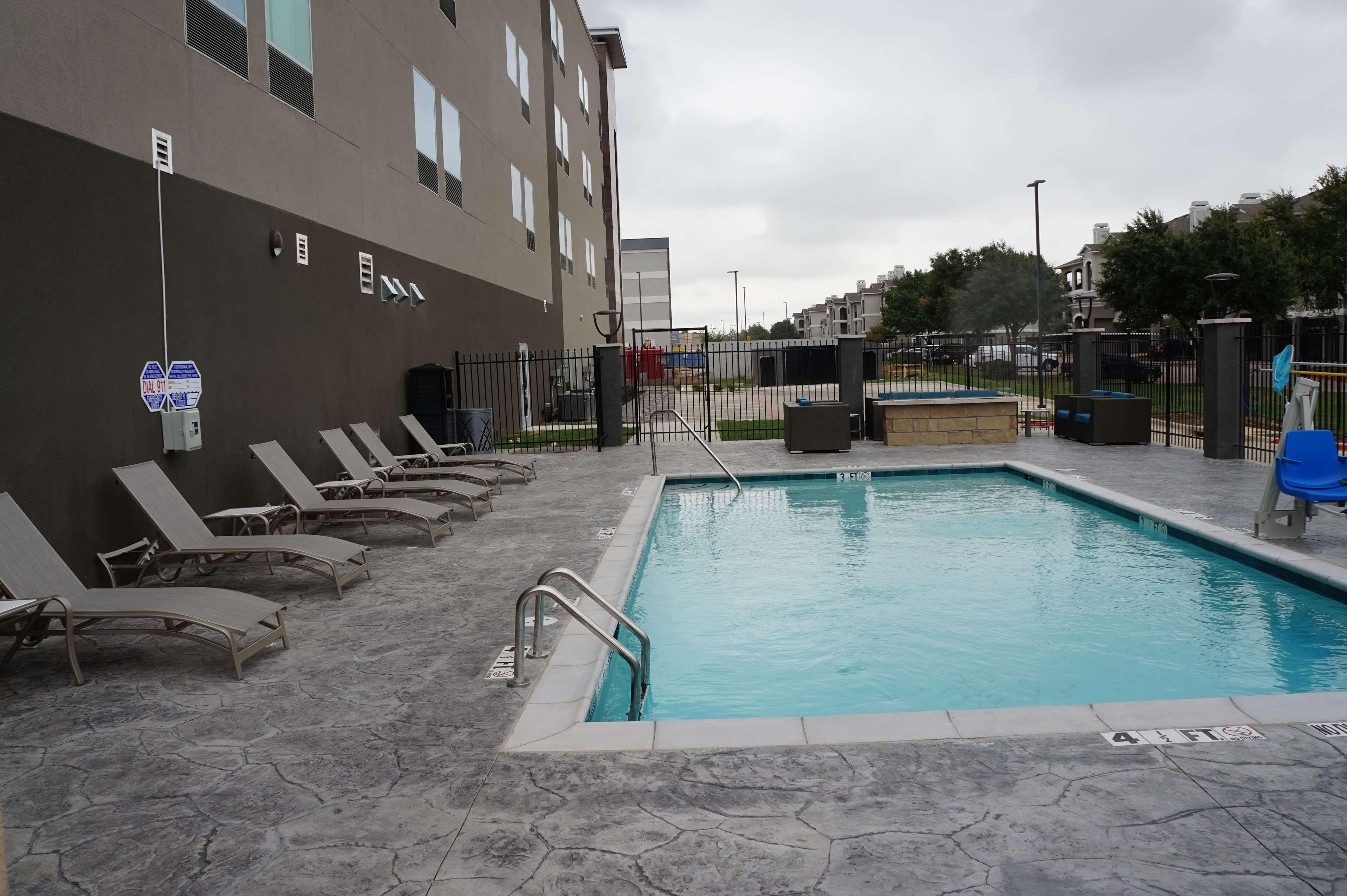 La Quinta Inn & Suites Dfw West-Glade-Parks Euless Exterior photo