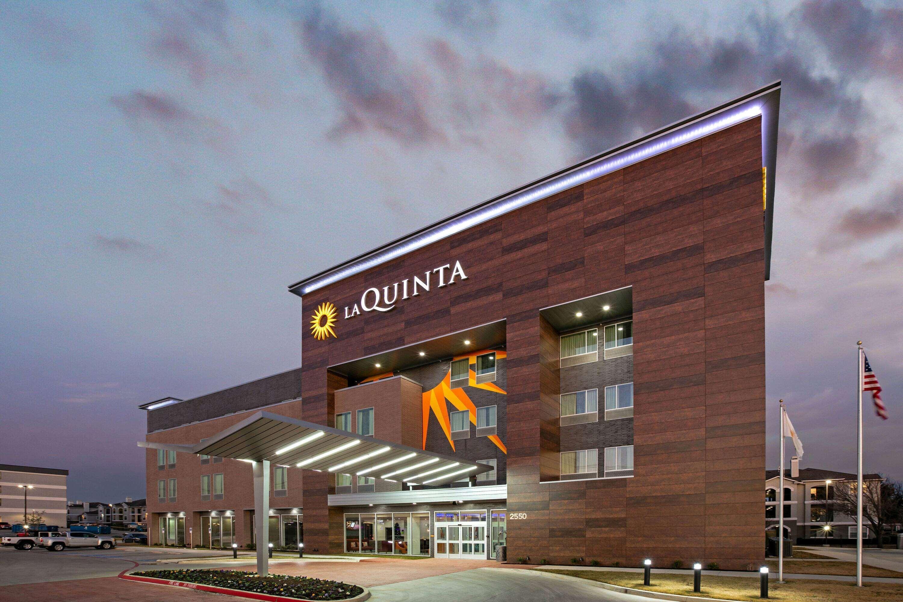 La Quinta Inn & Suites Dfw West-Glade-Parks Euless Exterior photo