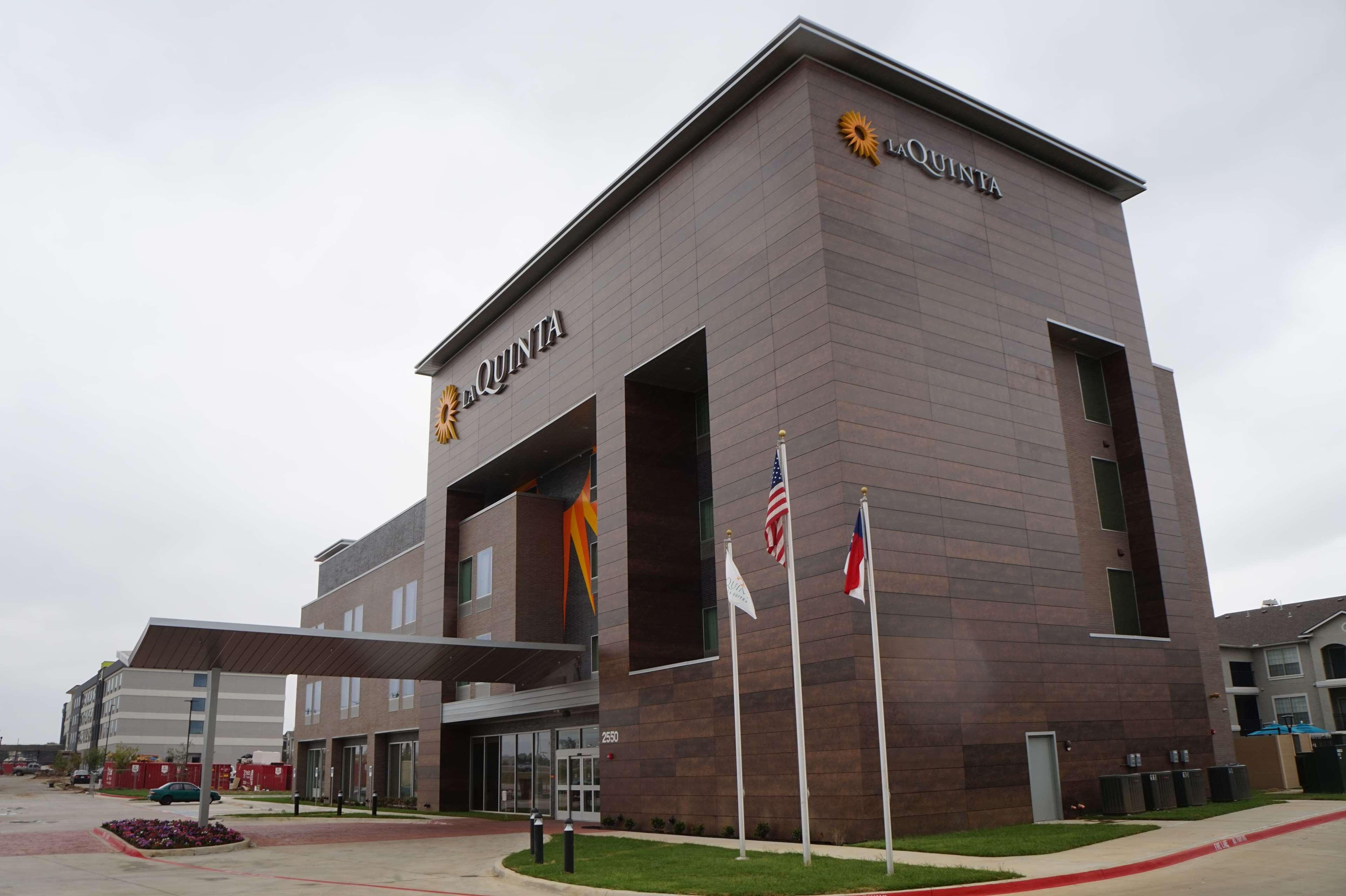 La Quinta Inn & Suites Dfw West-Glade-Parks Euless Exterior photo